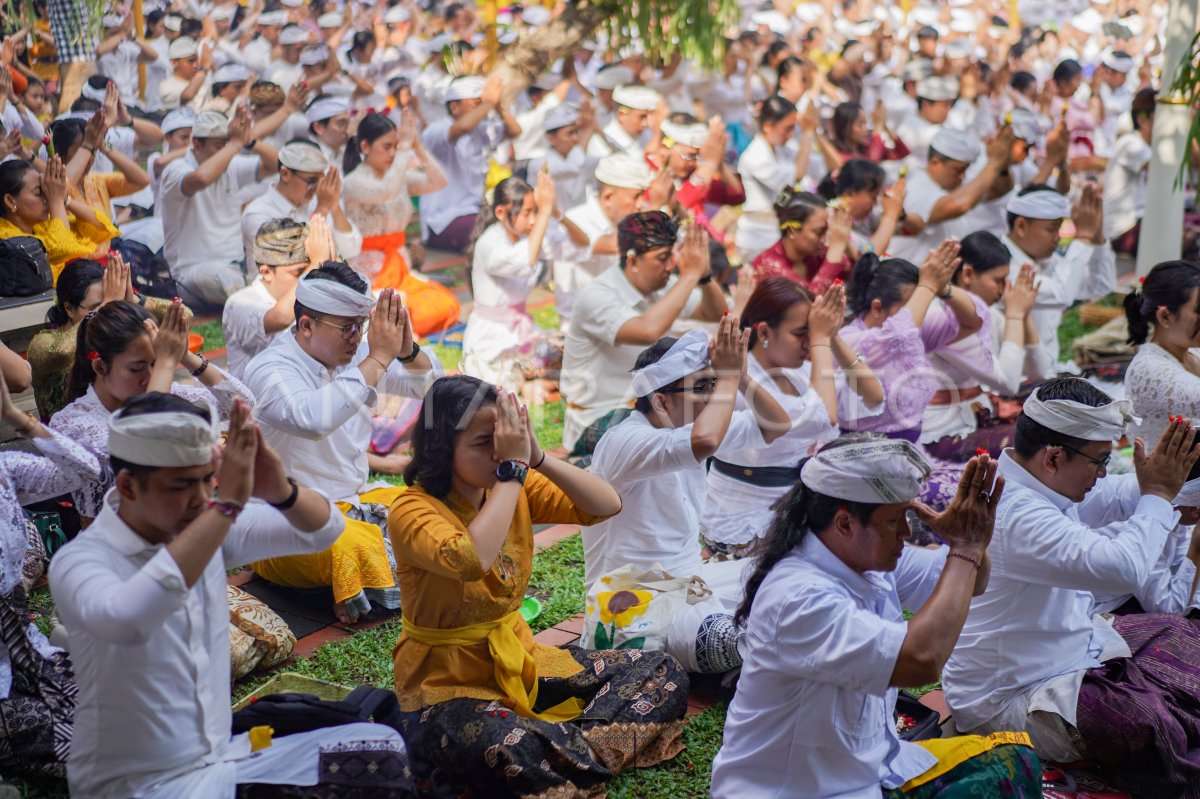 Persembahyangan Hari Raya Kuningan di Jakarta