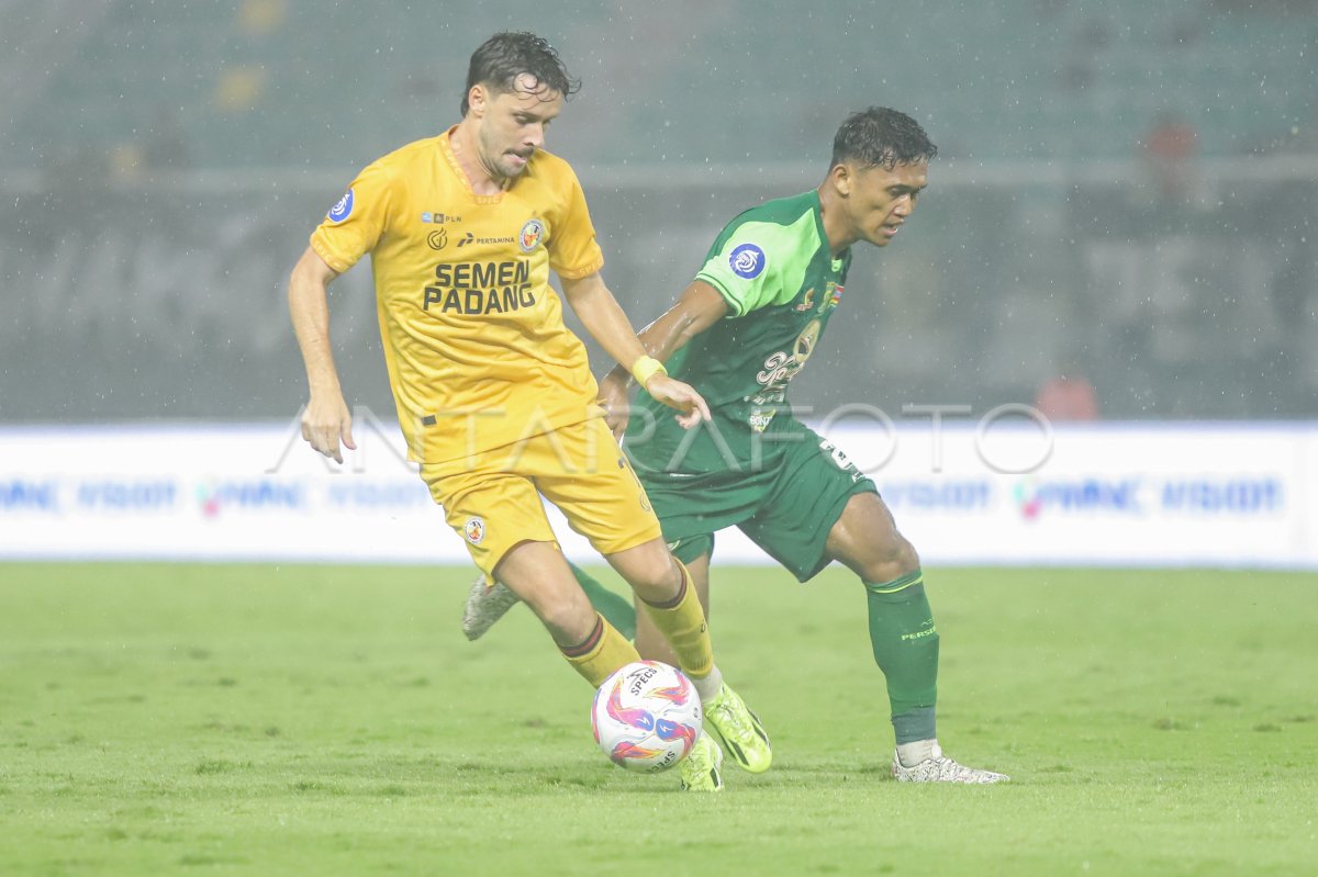 Persebaya Surabaya is held by Semen Padang