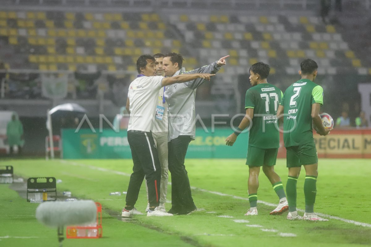 Persebaya Surabaya is held by Semen Padang
