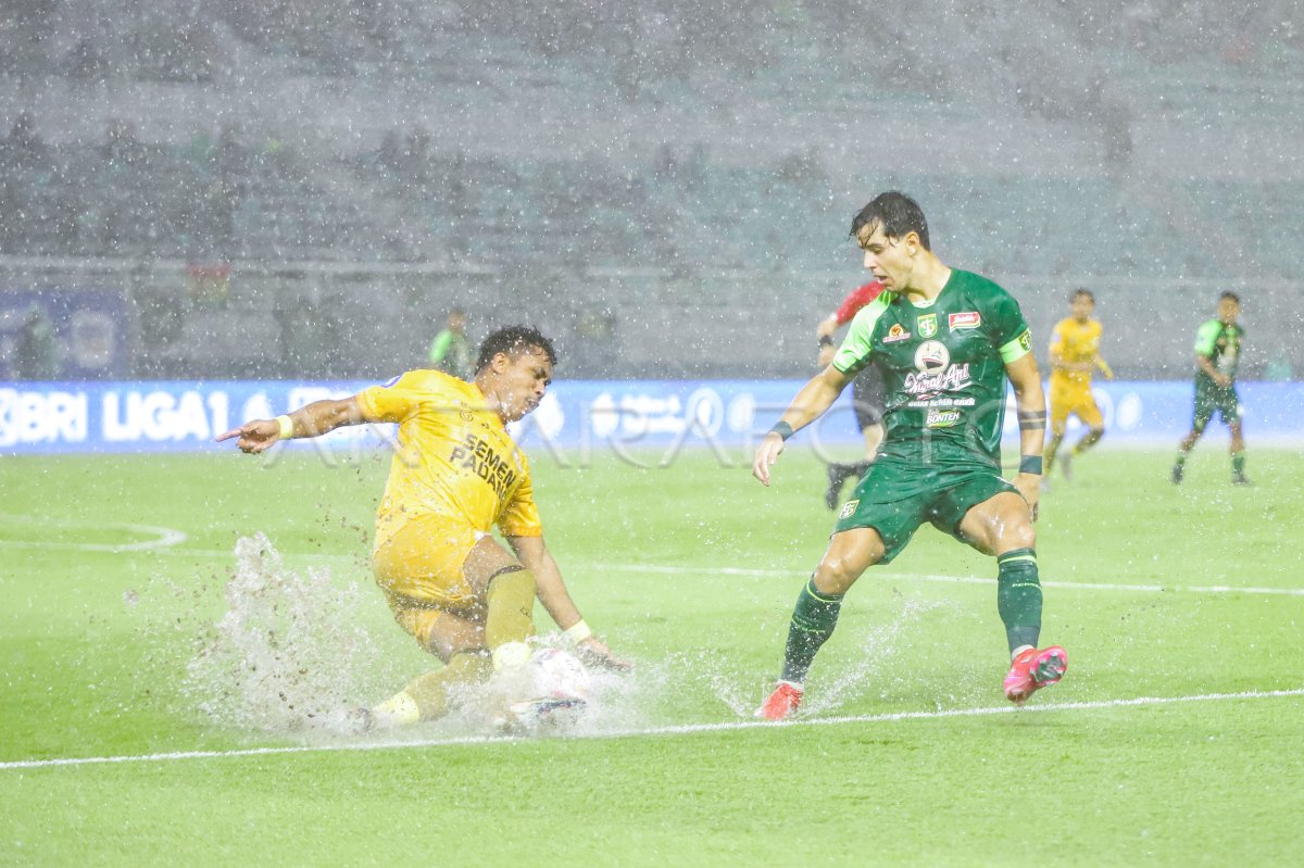 Persebaya Surabaya is held by Semen Padang