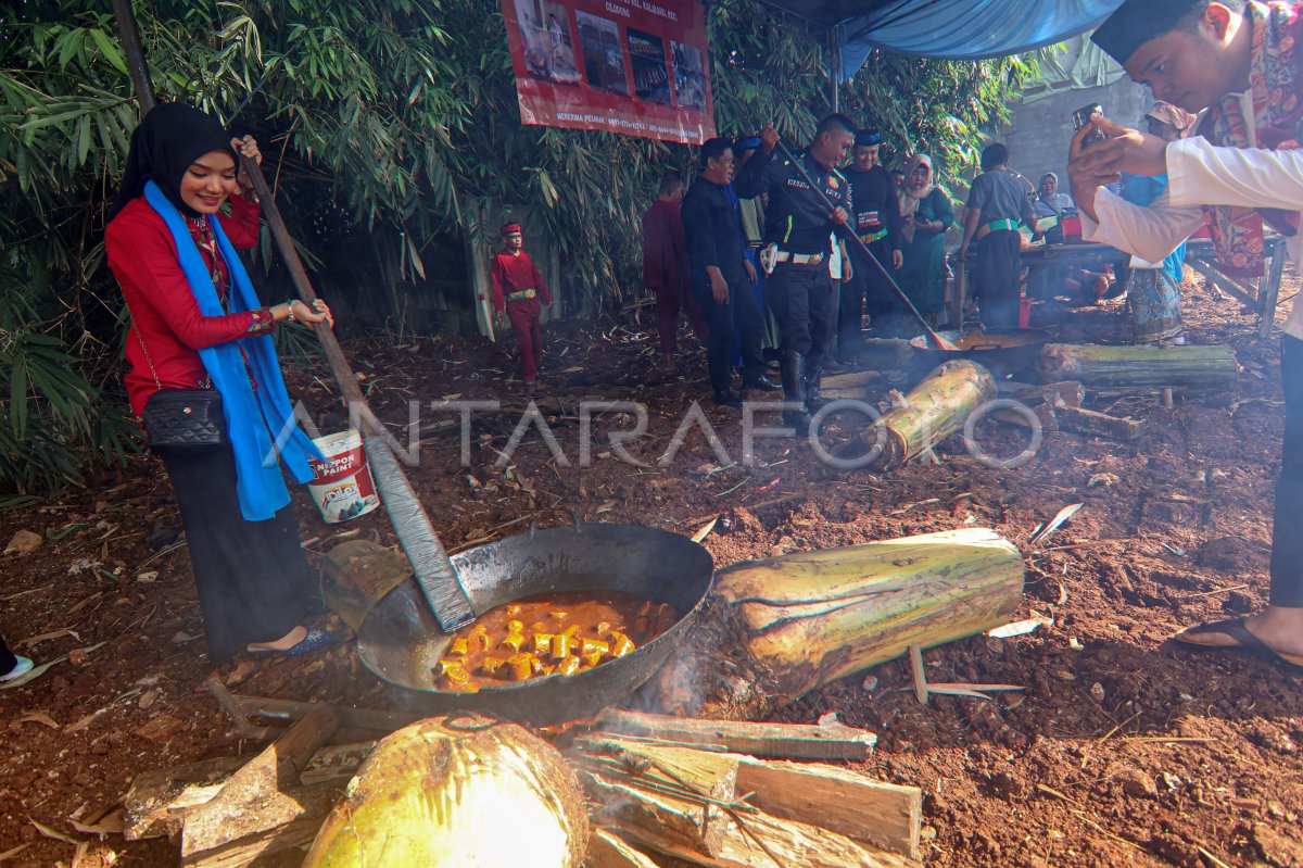 Tradisi Ngaduk Dodol Depok