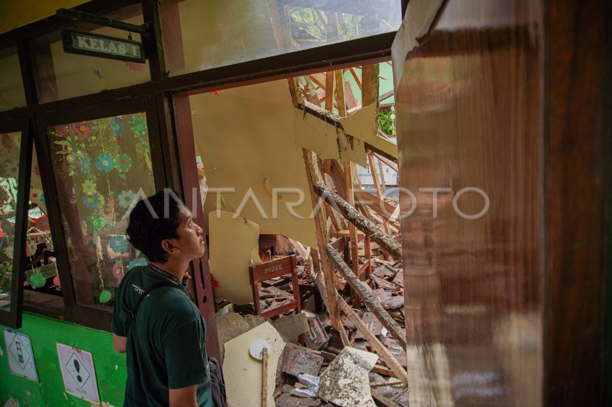 Building class SD ambruk in Lumajang