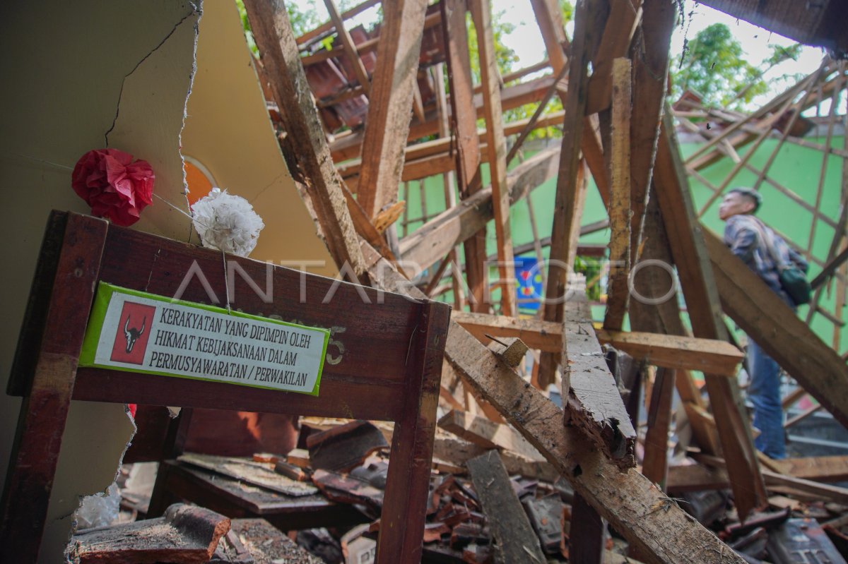 Building class SD ambruk in Lumajang