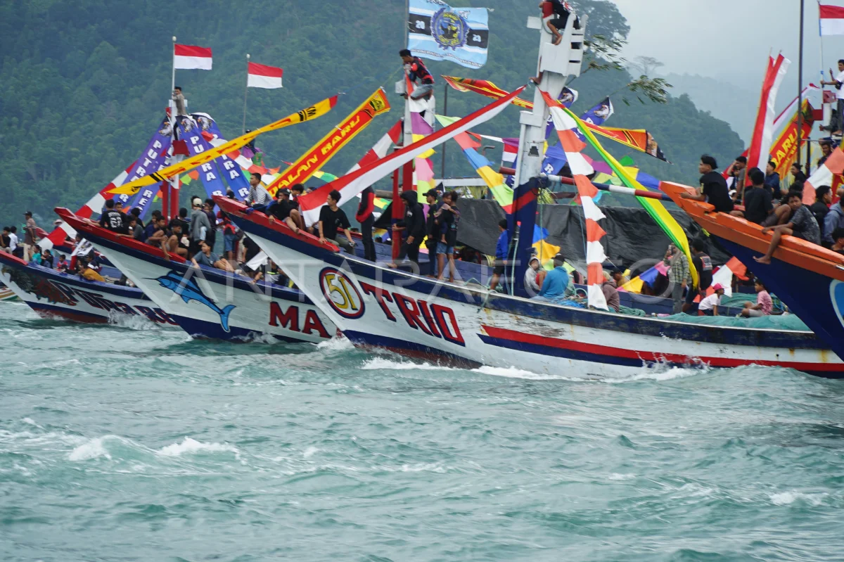 Kichkintoy mushukni yalaydi