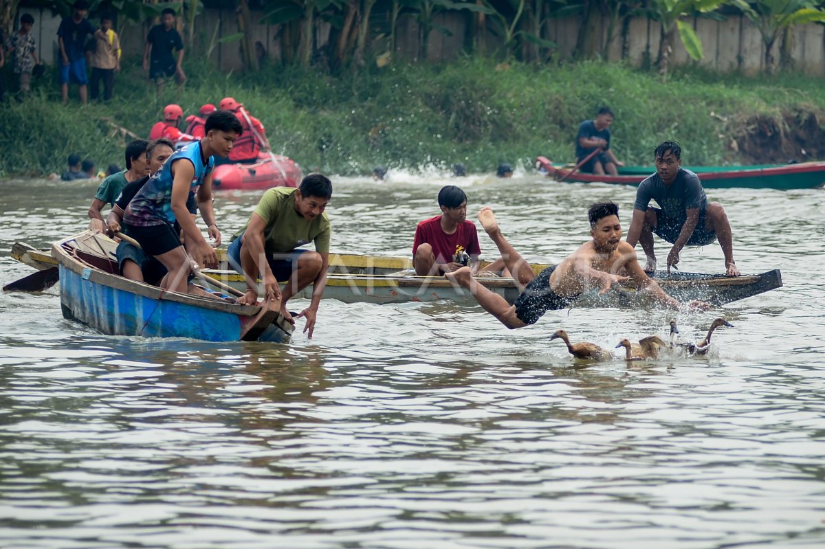 Tradisi lomba tangkap bebek