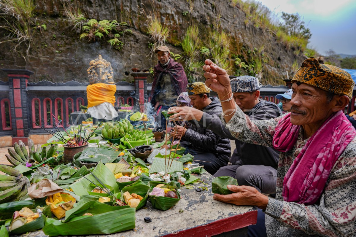 Ritual takes the sacred water of Kasada