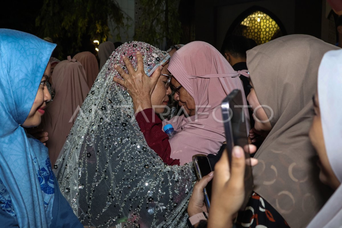 Kedatangan jamaah haji kloter pertama debarkasi Makassar