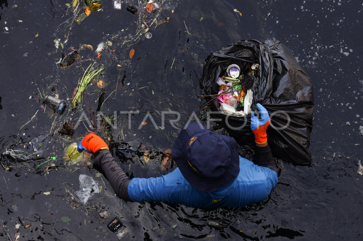 Aksi membersihkan kanal di Makassar