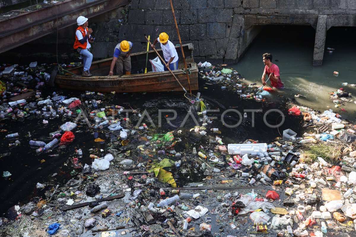 Aksi membersihkan kanal di Makassar