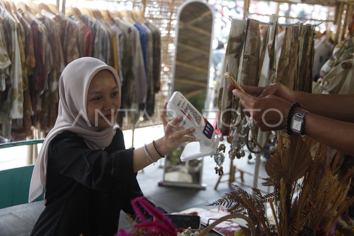 Pembayaran QRIS pasar seni di Solo