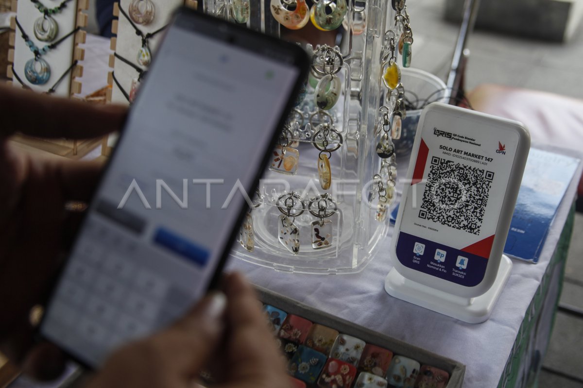 Pembayaran QRIS pasar seni di Solo