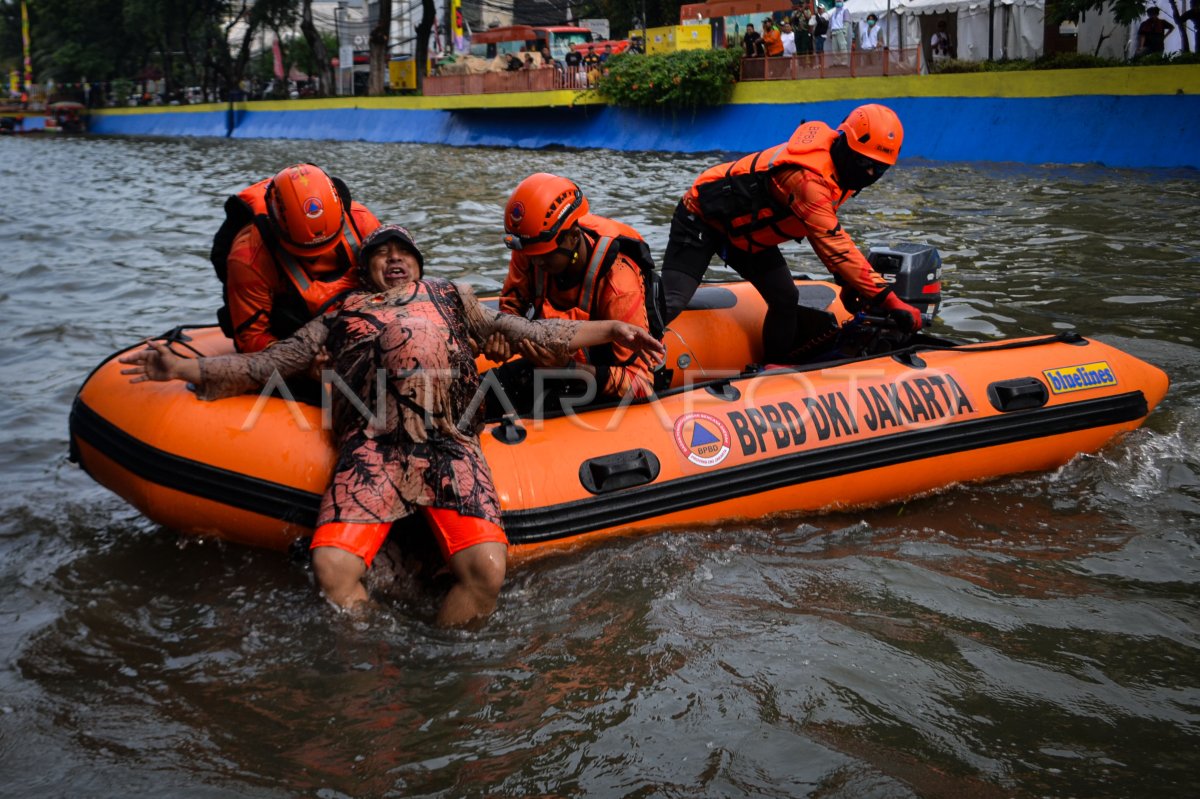 Simulasi penyelamatan korban tenggelam