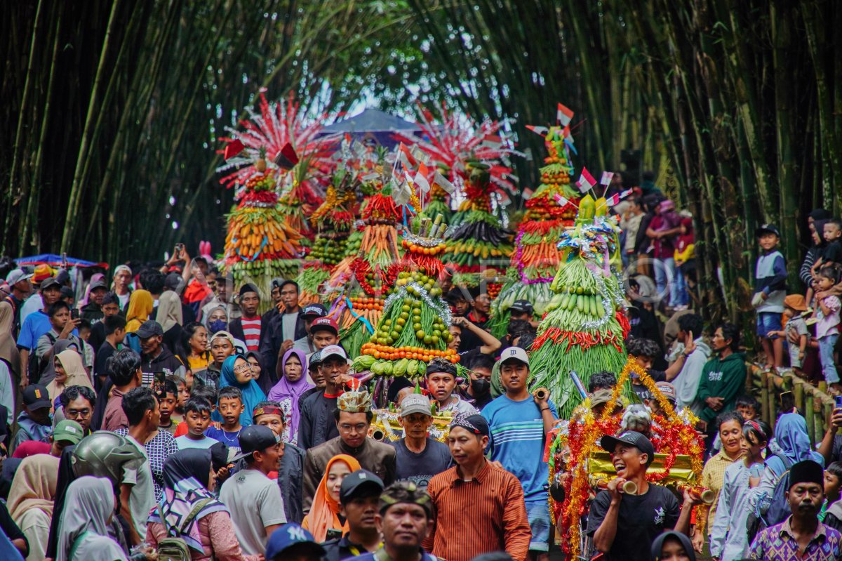 Tradisi Grebeg Suro people foot Mount Semeru