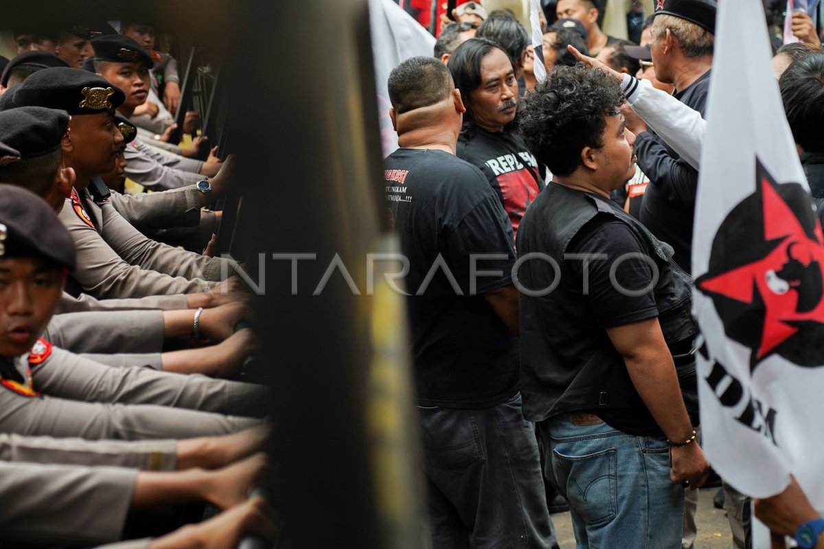 Aksi unjuk rasa pendukung Hasto Kristiyanto