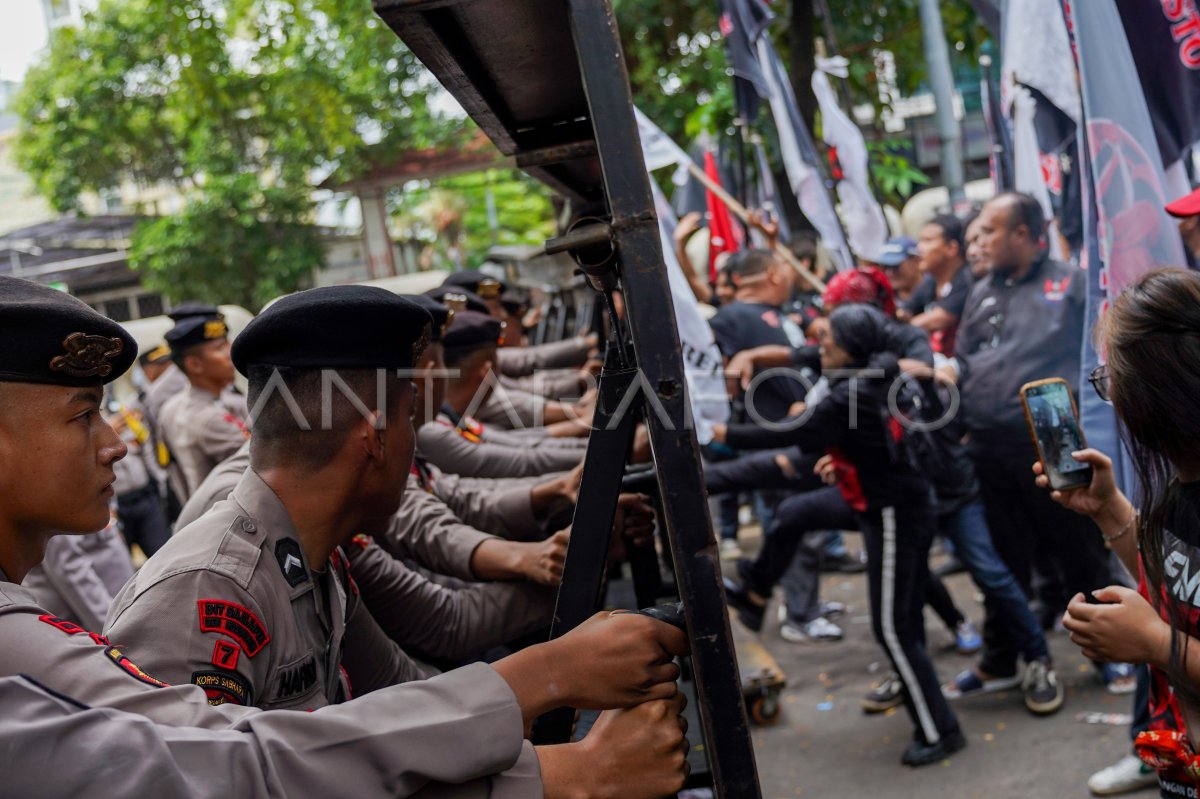 Aksi unjuk rasa pendukung Hasto Kristiyanto