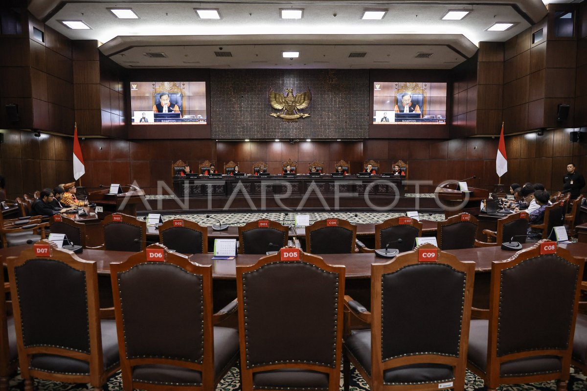 Sidang putusan pengujian materiil UU tentang Kepolisian Negara