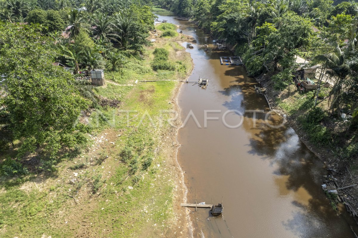 Sungai Kumpeh surut terdampak kemarau di Jambi