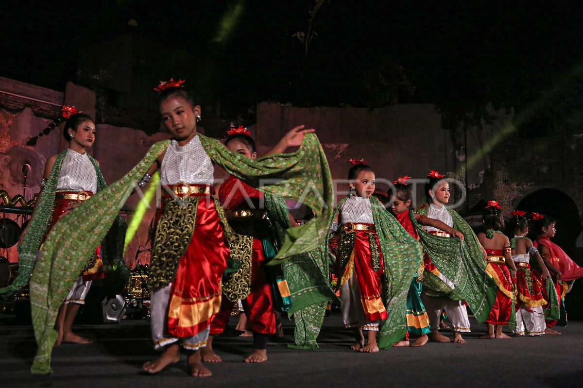 Pertunjukan seni Festival Kota Lama Semarang 2025