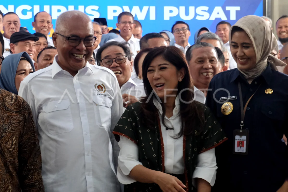 Uning mushukini korsatadi