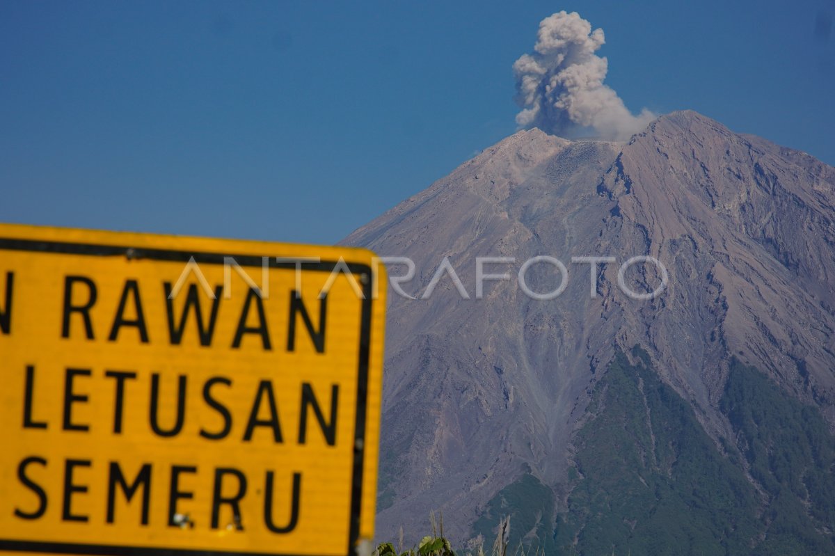 Erupsi Gunung Semeru semburkan abu vulkanik