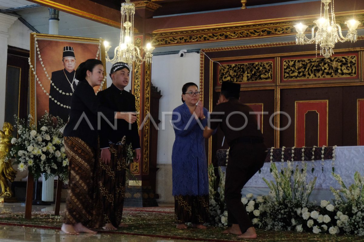 Residents are permitted to pay their respects to the King of Solo