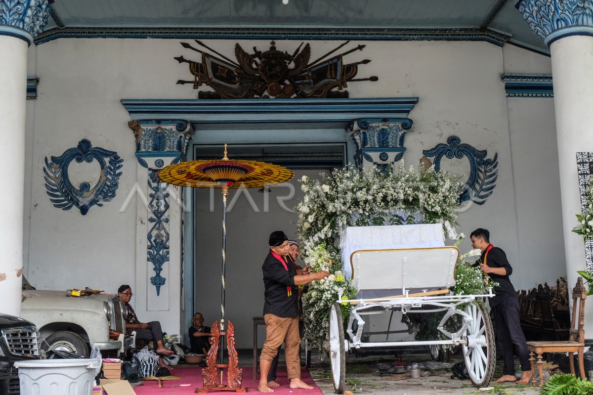 Preparation of the train for the King of Solo's funeral