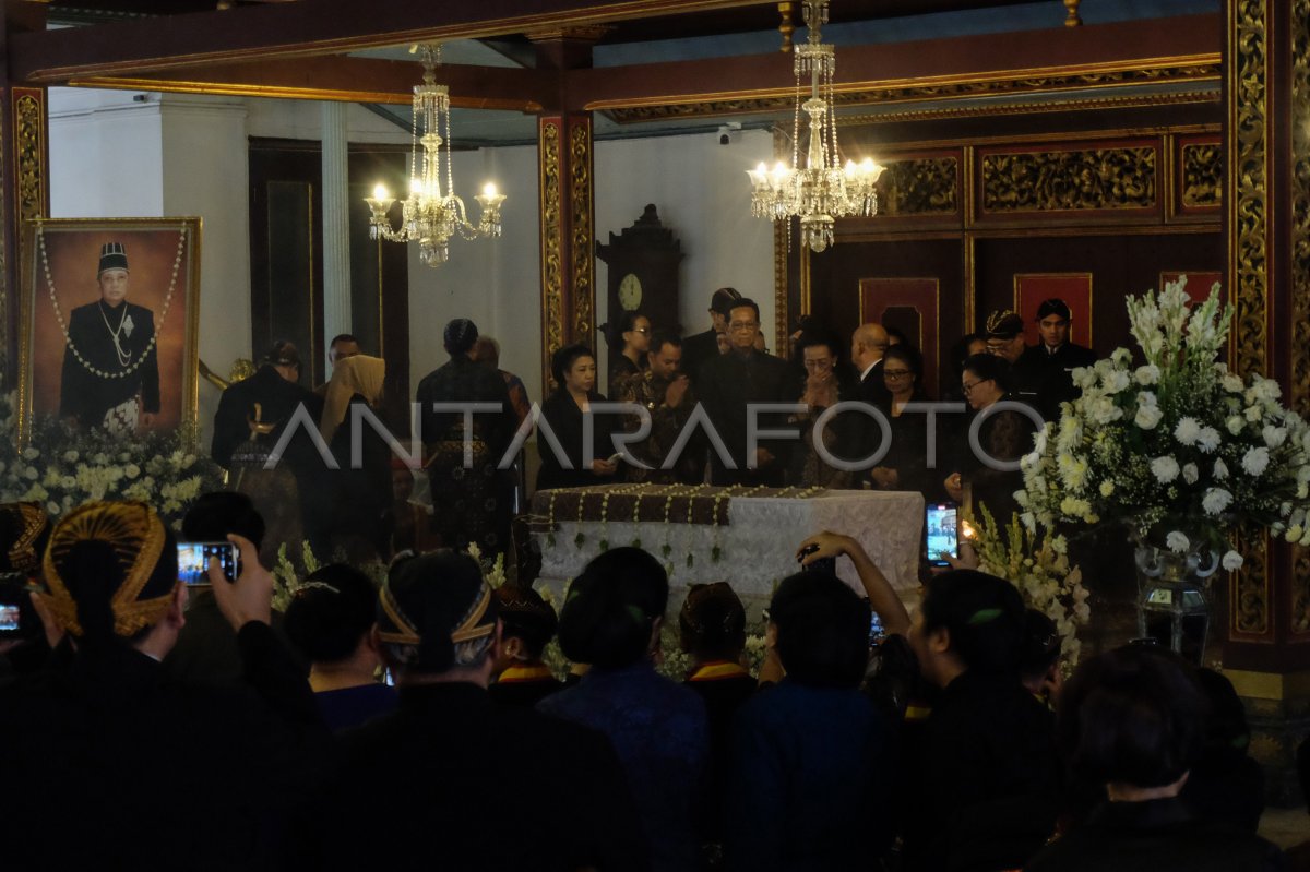 The Sultan of Yogyakarta is paying his respects in Solo