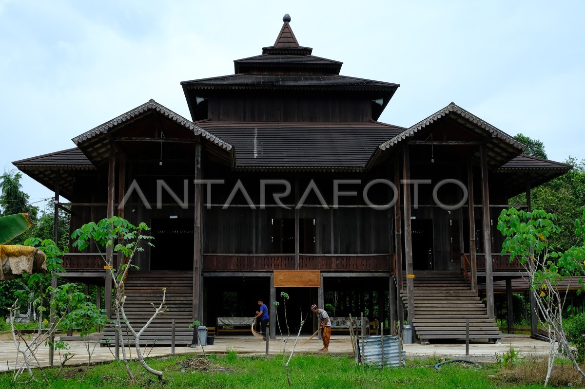 The construction of the As Syukur Mosque uses ironwood.