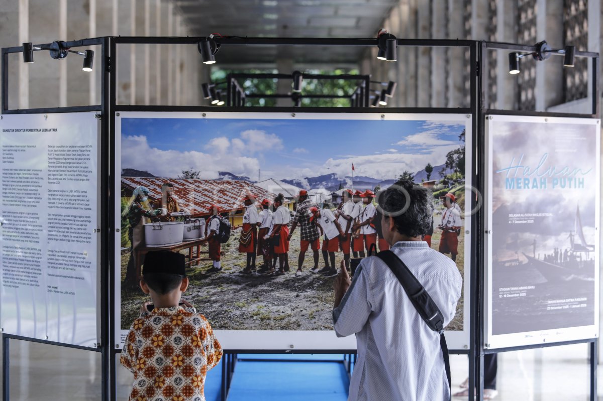 Roadshow of the Red and White Trail exhibition