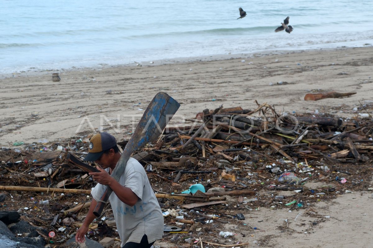 Basura arrastrada en la Playa Kelan, Bali