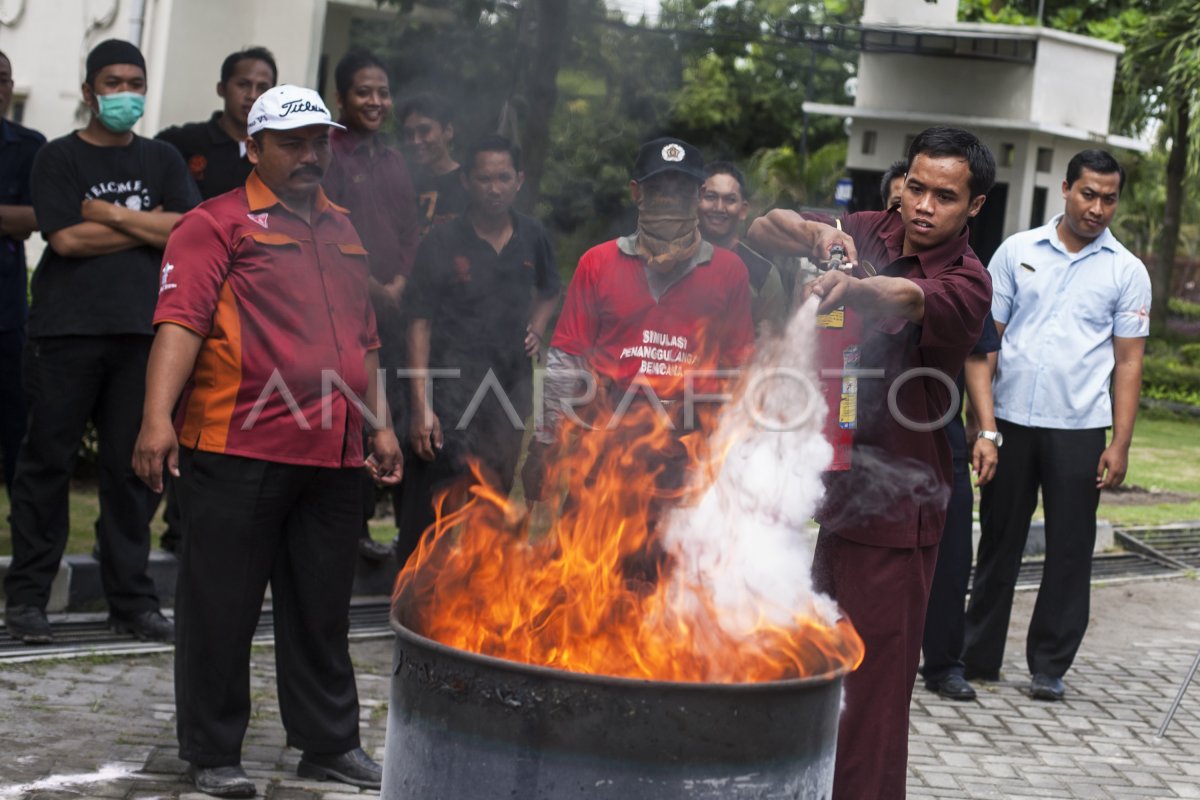 Earthquake Simulation And Fire Antara Foto Earthquake Simulation And Fire Antara Foto