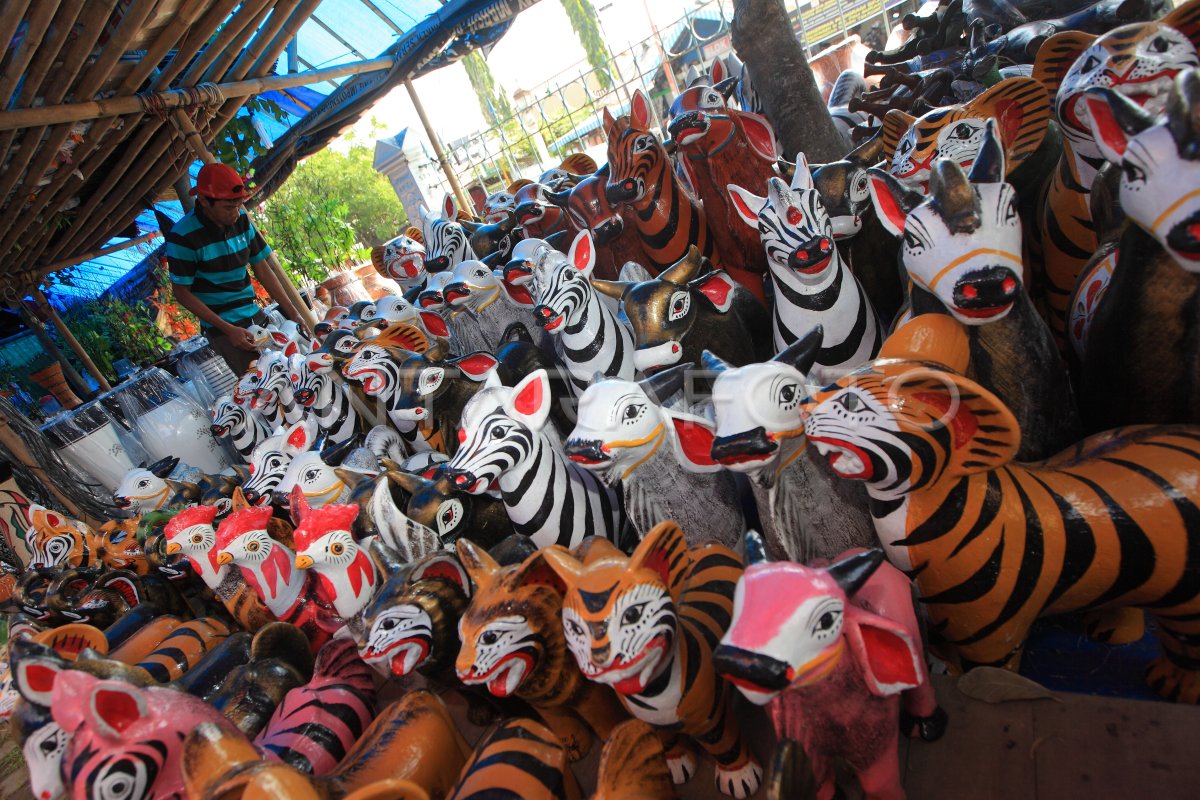 CELENGAN TANAH LIAT | ANTARA Foto