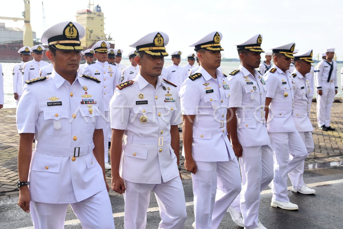 Qora bekasi porno Kiyinish xonasida porno filmlarni tomosha qilish