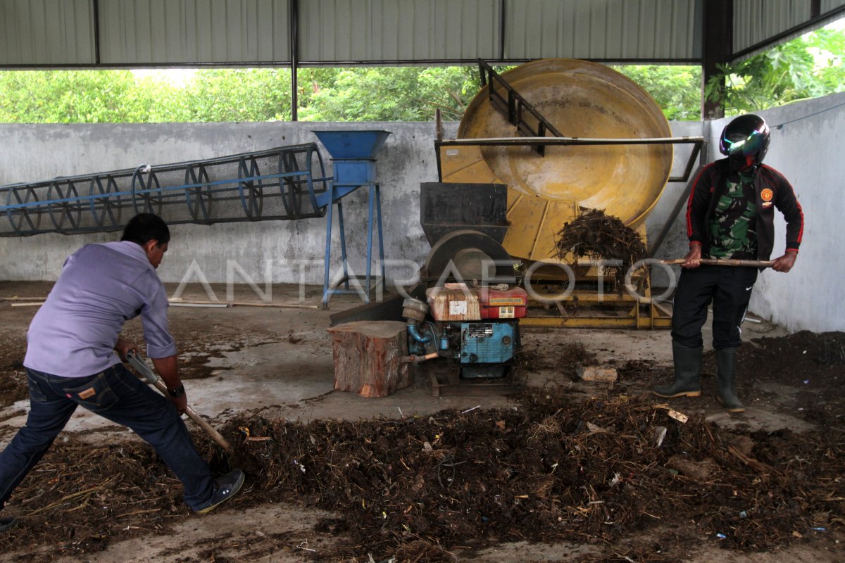 PENGOLAHAN PUPUK KOMPOS | ANTARA Foto