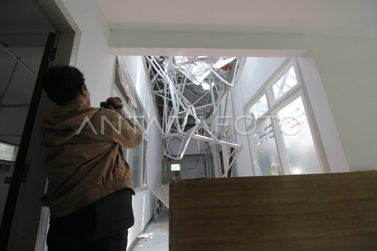 ROOF ROOM RS AL COLLAPSE | ANTARA Foto