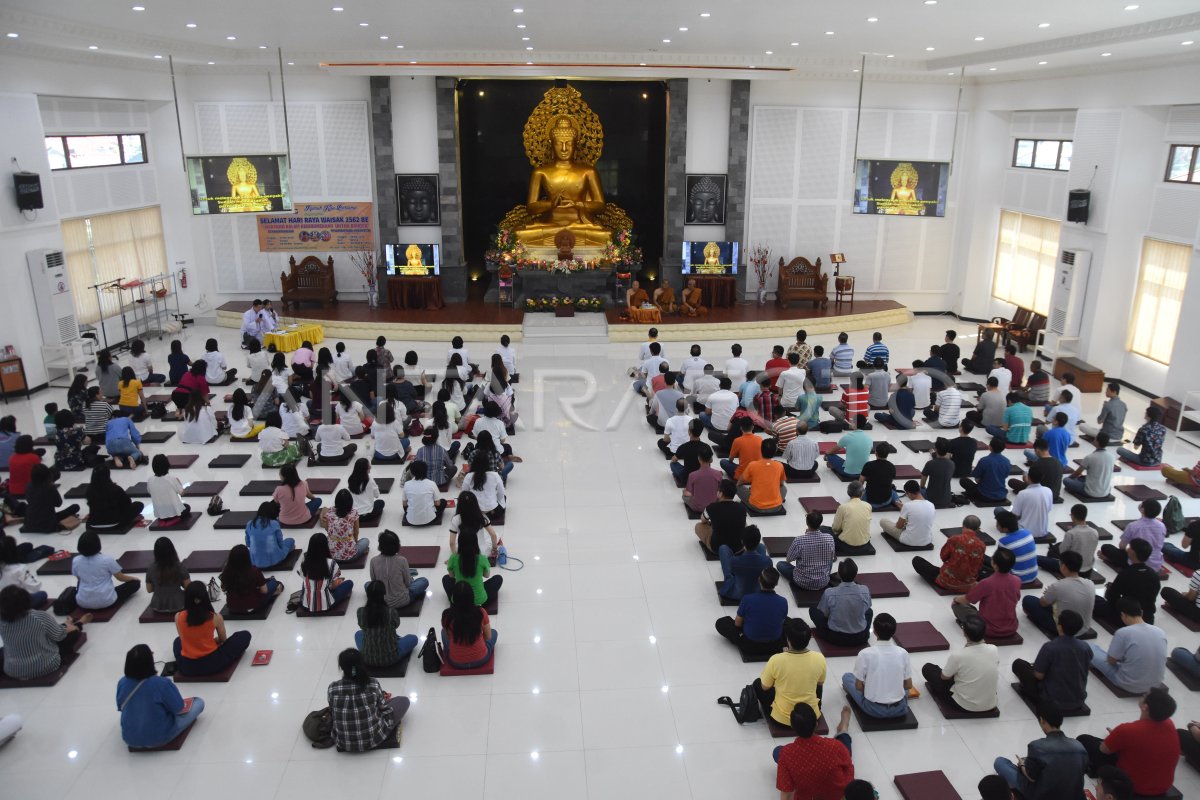 PERAYAAN WAISAK DI SURABAYA