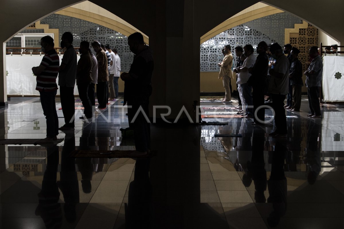 IMPLEMENTATION OF JUMAT PRAYER IN THE BANDUNG | ANTARA Foto