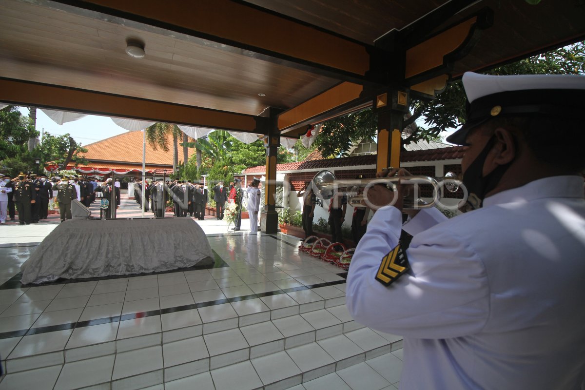 Ziarah Makam Pahlawan Nasional Dr Soetomo Antara Foto