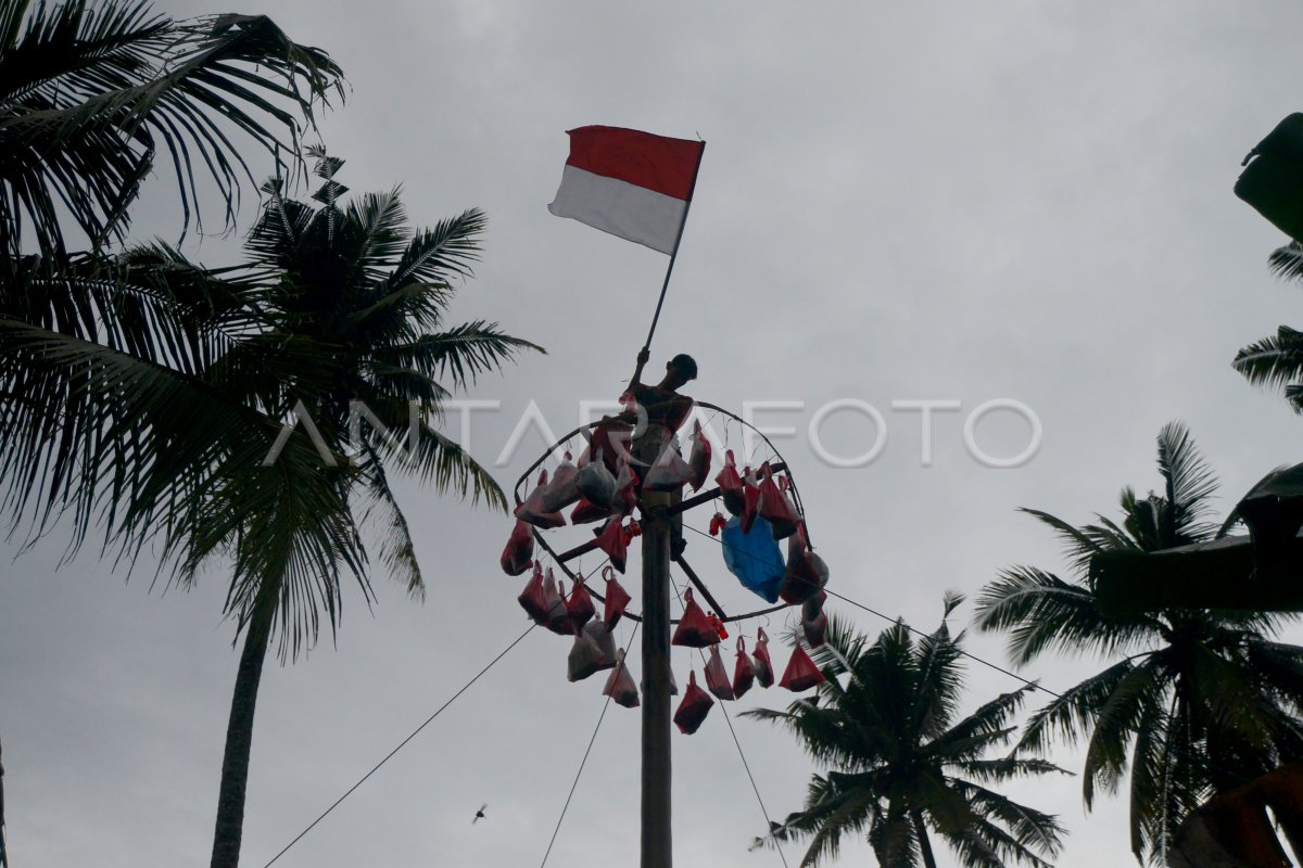 LOMBA PANJAT PINANG DI PADANG