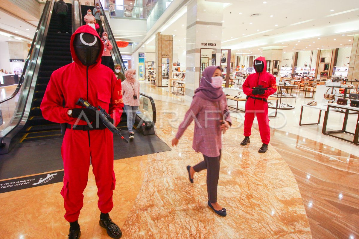 SECURITY OFFICERS WEARING COSTUME SQUID GAMES