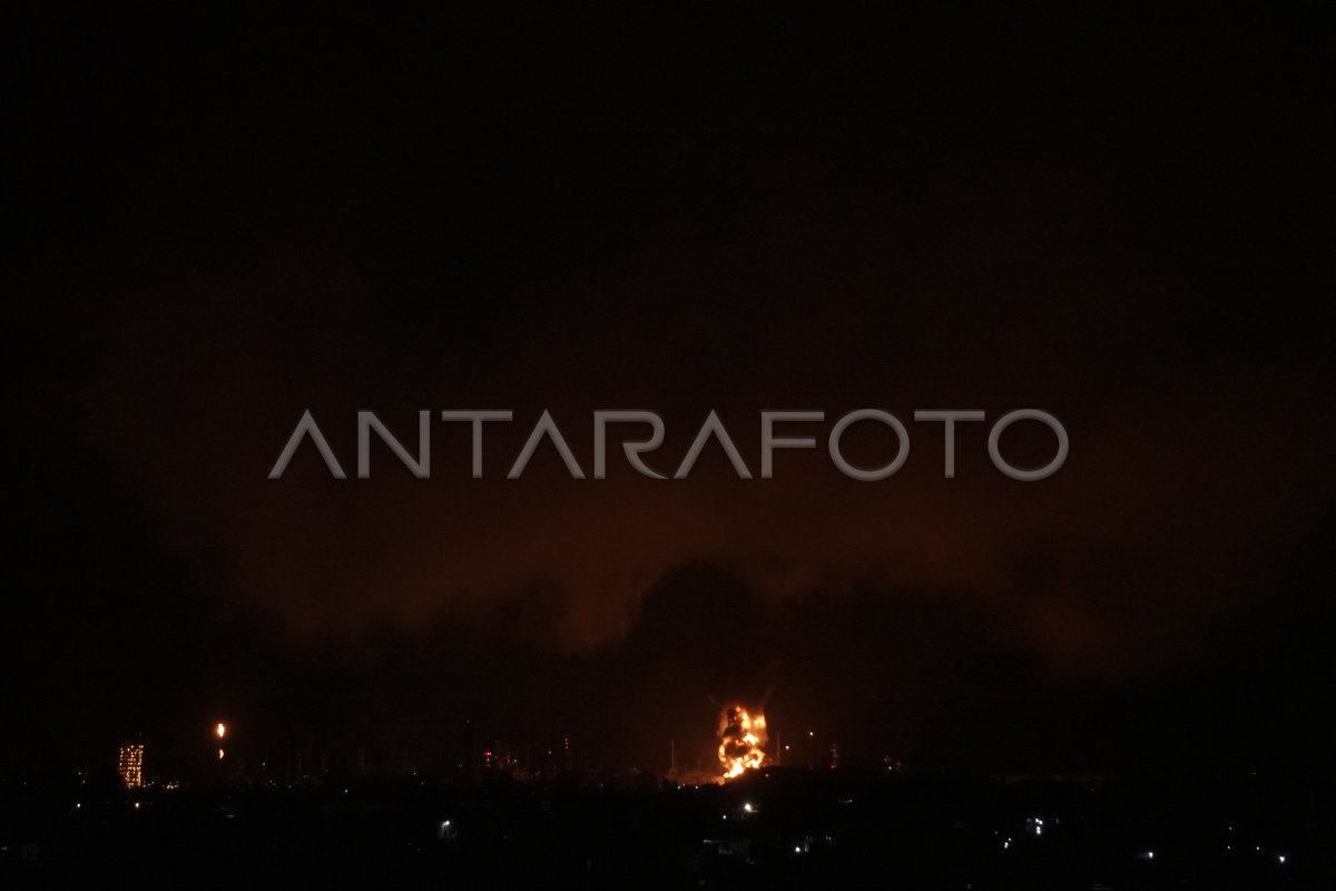 CILACAP BURNING PERTAMINA PLANT TANK | ANTARA Foto