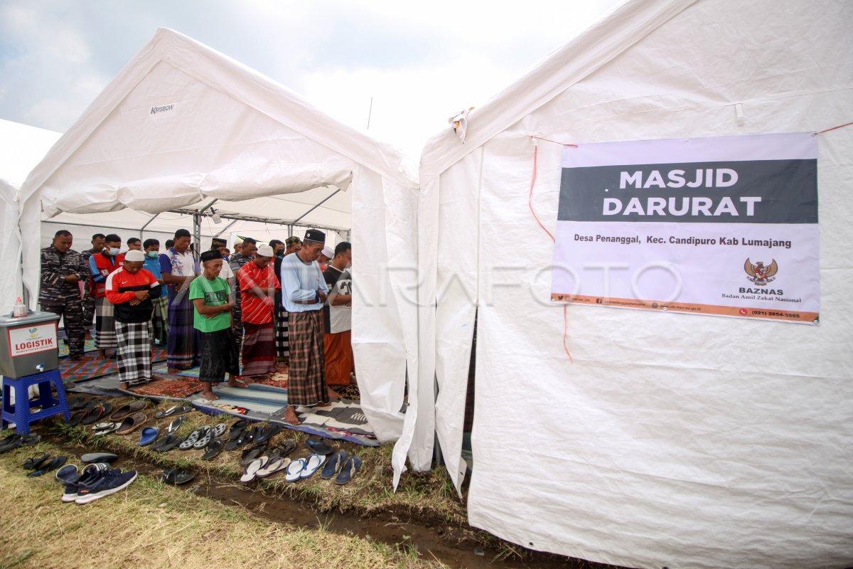 SHALAT JUMAT DI MASJID DARURAT POSKO PENGUNGSIAN