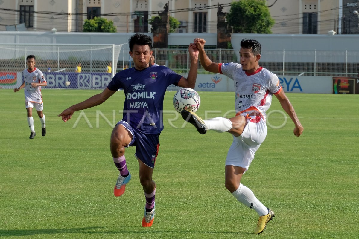 PERSITA PESANT LES ADVERSAIRES PORTÉS FC