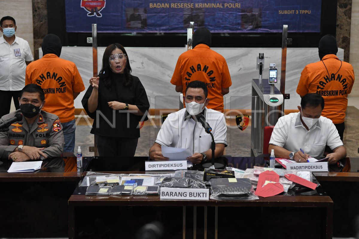 Qiziga emizishni orgatayotgan onaning porno videolari