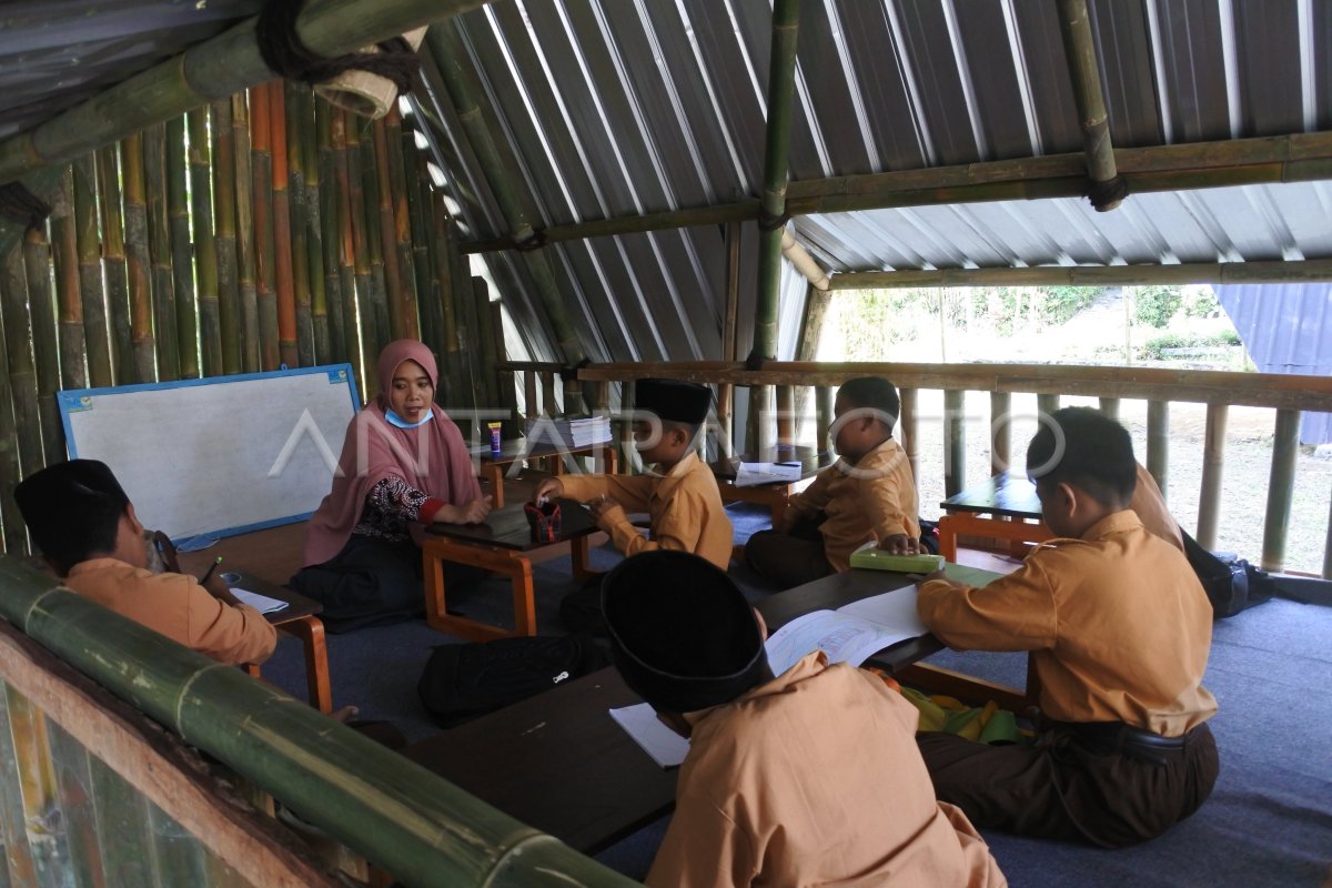 SEKOLAH DI BANGUNAN DARURAT