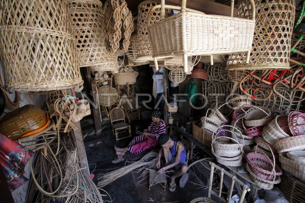 RATTAN CRAFTS IN SURABAYA | ANTARA Foto