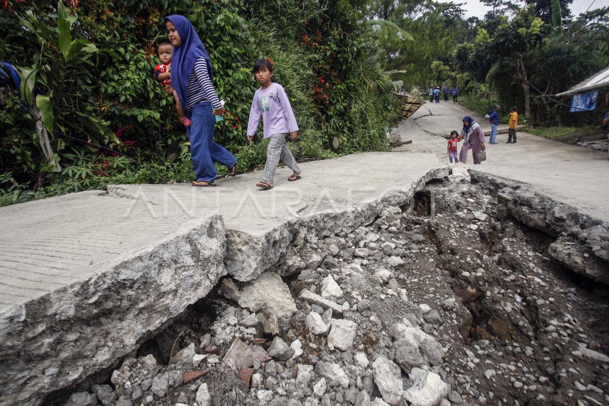 Bencana Tanah Bergerak Di Bogor Antara Foto