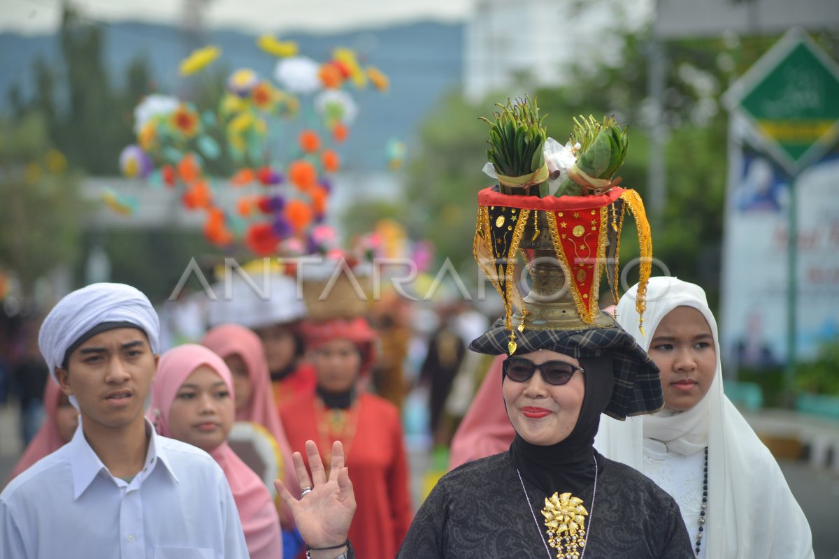 FASHION CULTURE CHARCOAL SOLOK BARALEK GADANG | ANTARA Foto