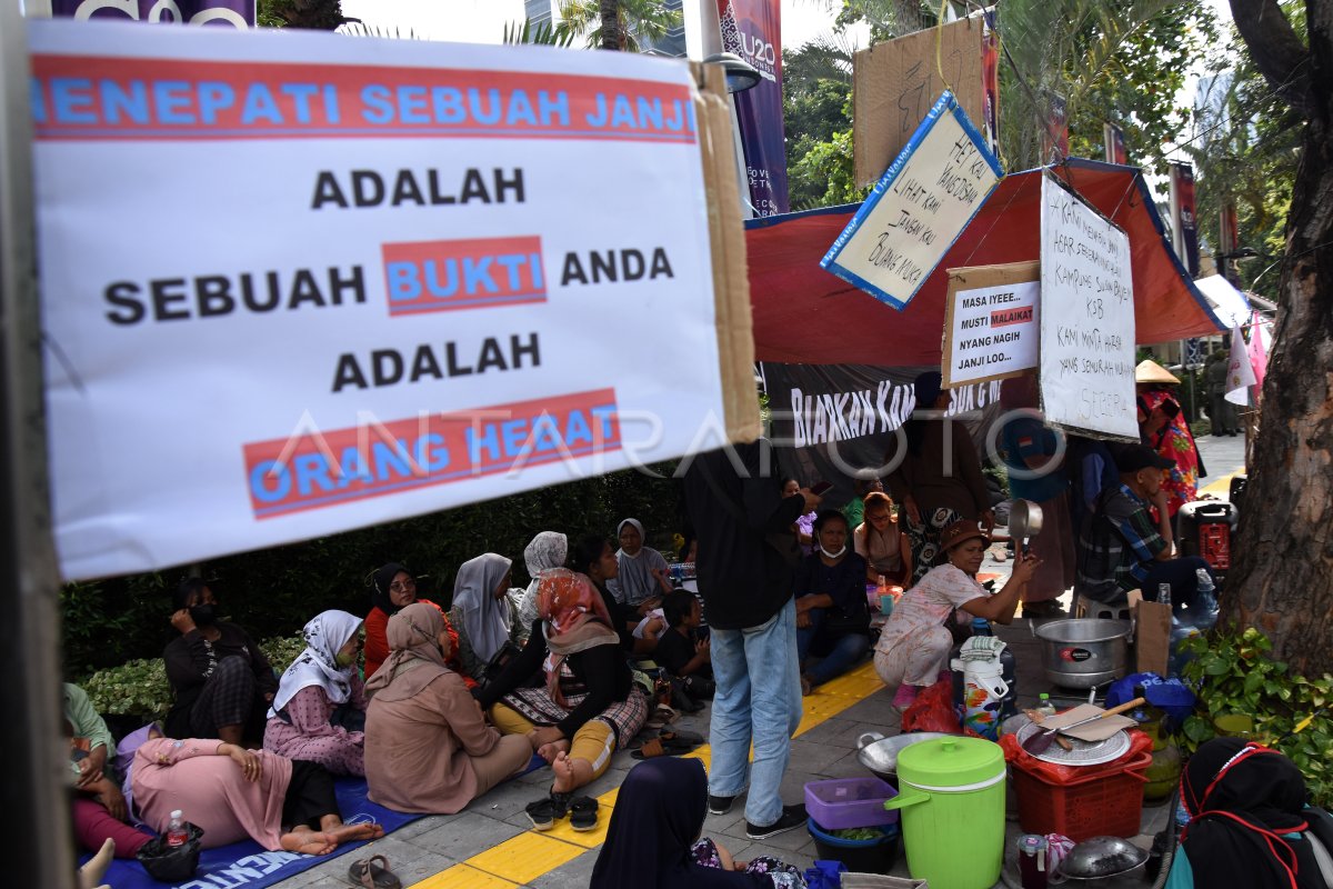 AKSI WARGA KAMPUNG BAYAM DI DEPAN BALAI KOTA JAKARTA
