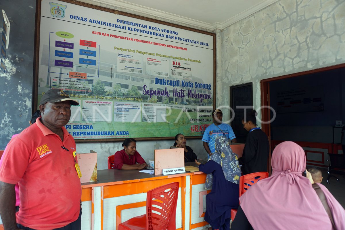 CAPAIAN CARE OF ELECTRONIC IDS IN BARAT PAPUA | ANTARA Foto